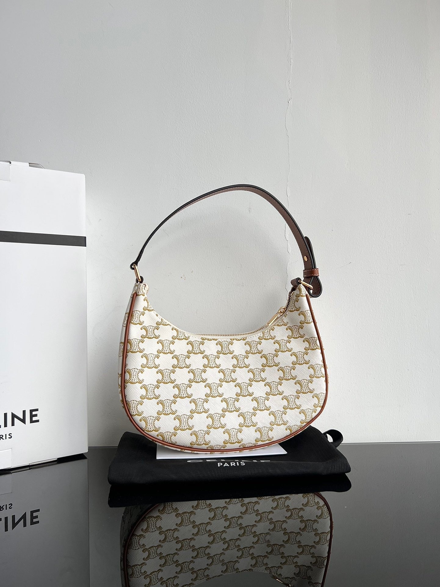 CE Triomphe Hobo