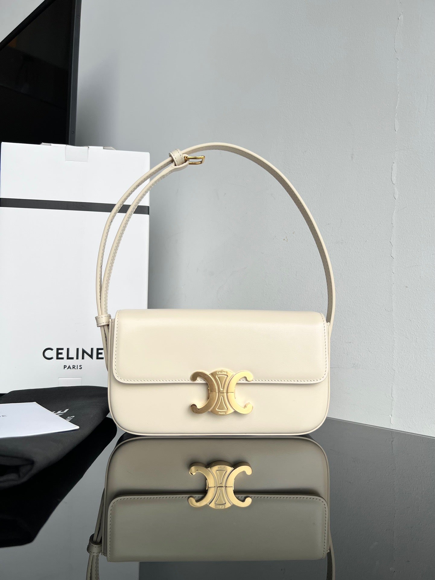 CE Triomphe Hobo
