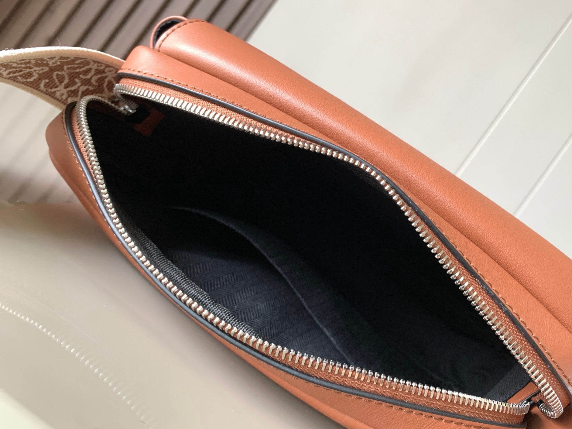 LW Messenger Bag