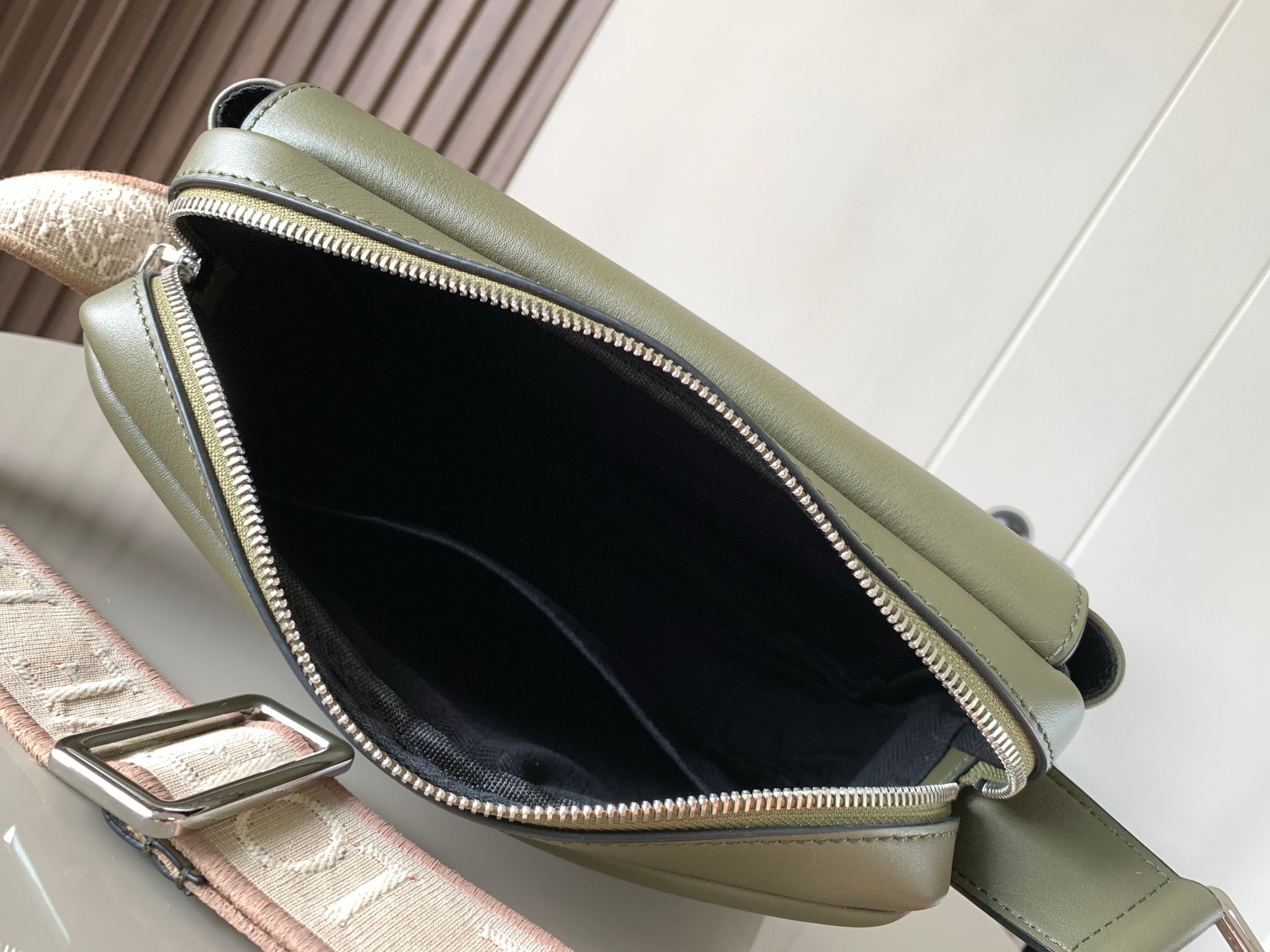 LW Messenger Bag