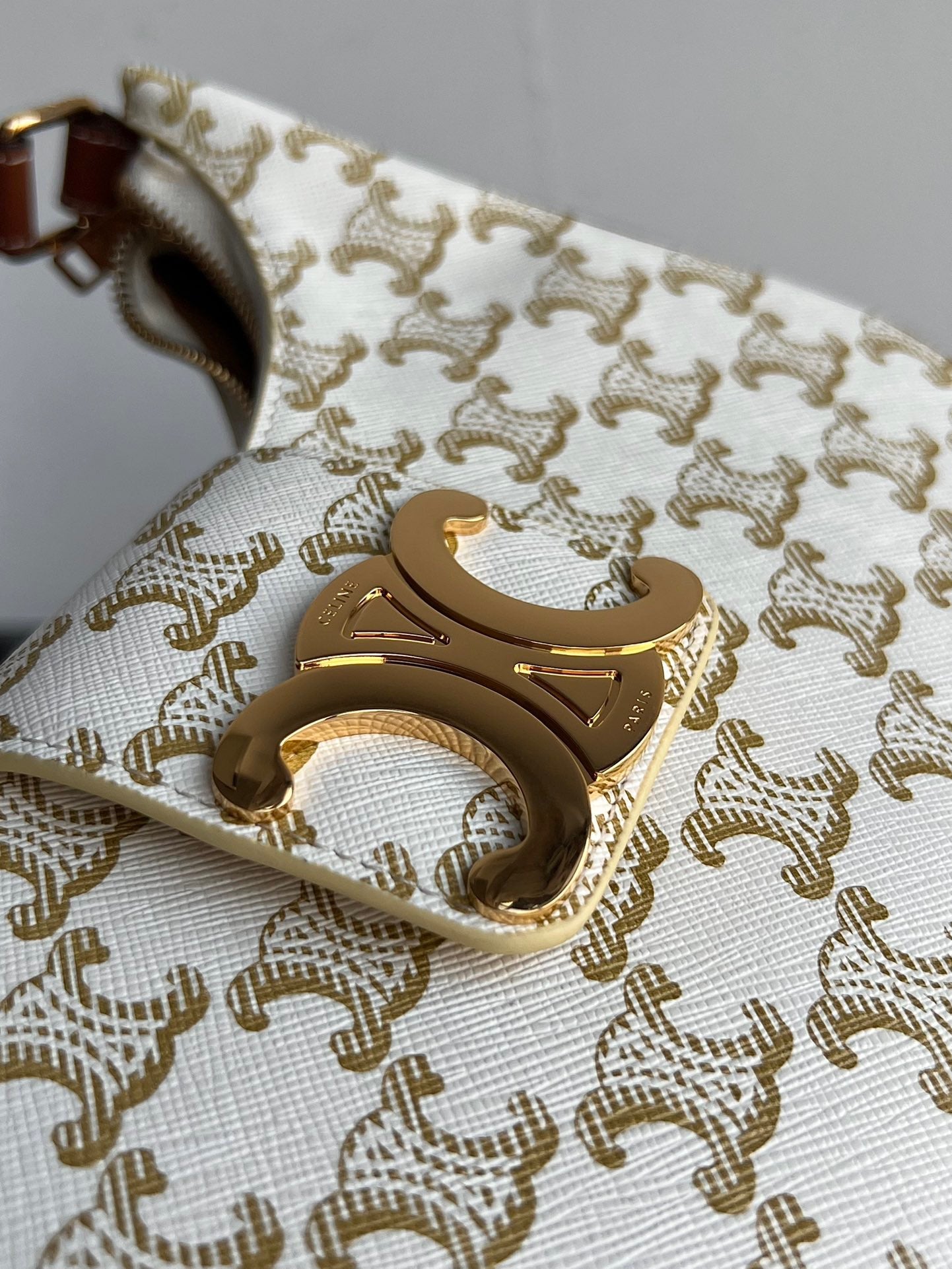 CE Triomphe Hobo