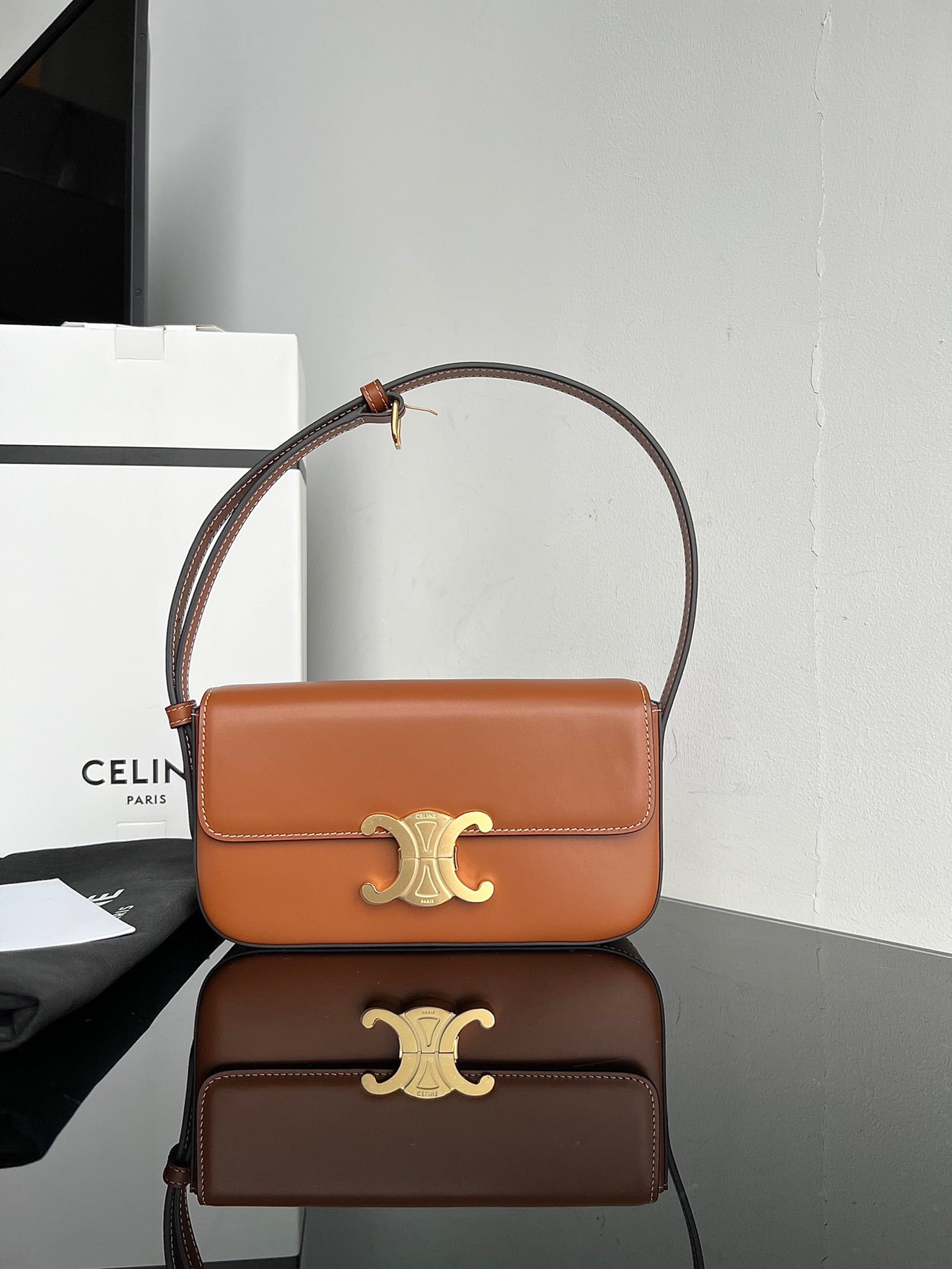 CE Triomphe Hobo