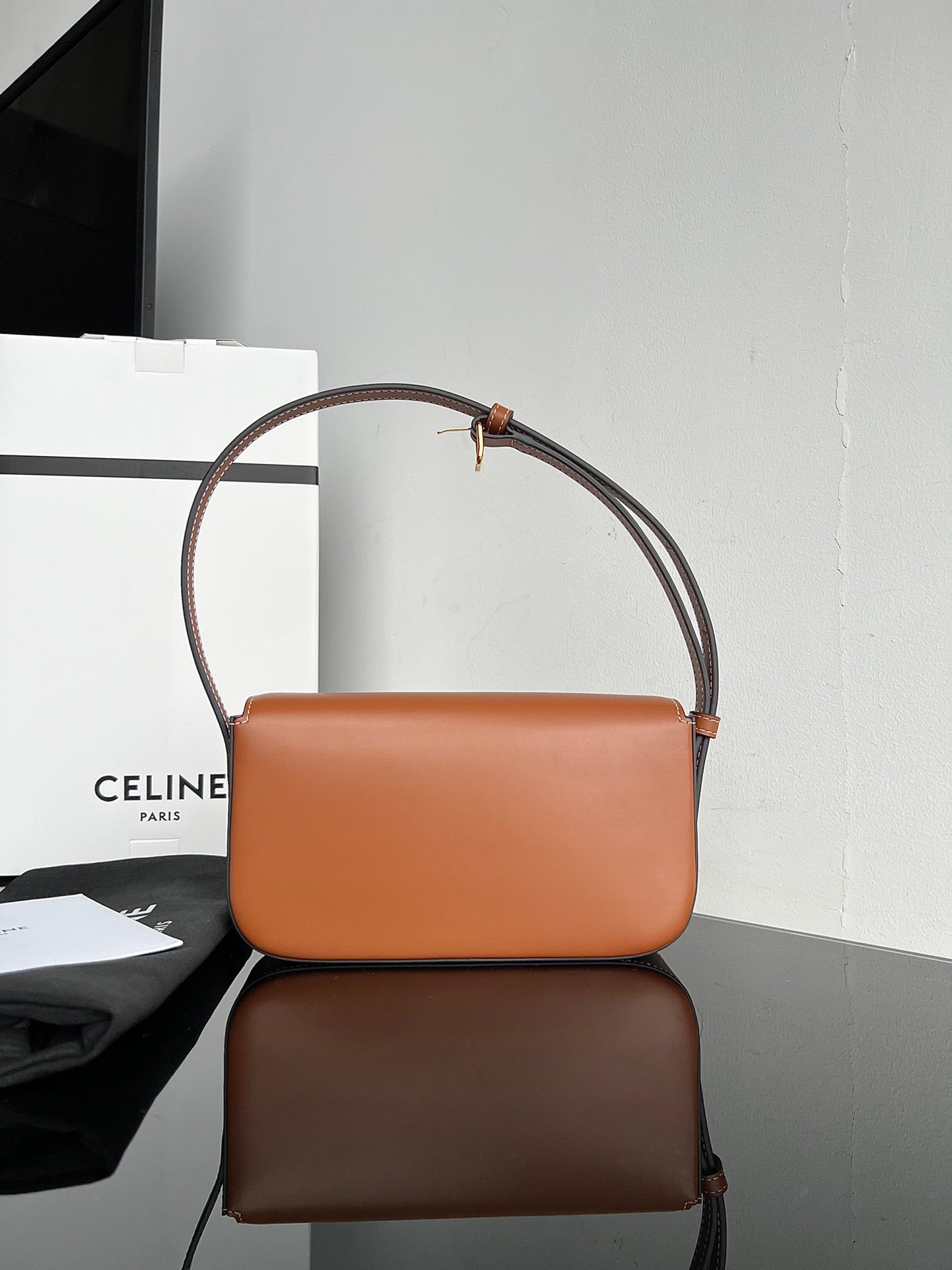 CE Triomphe Hobo