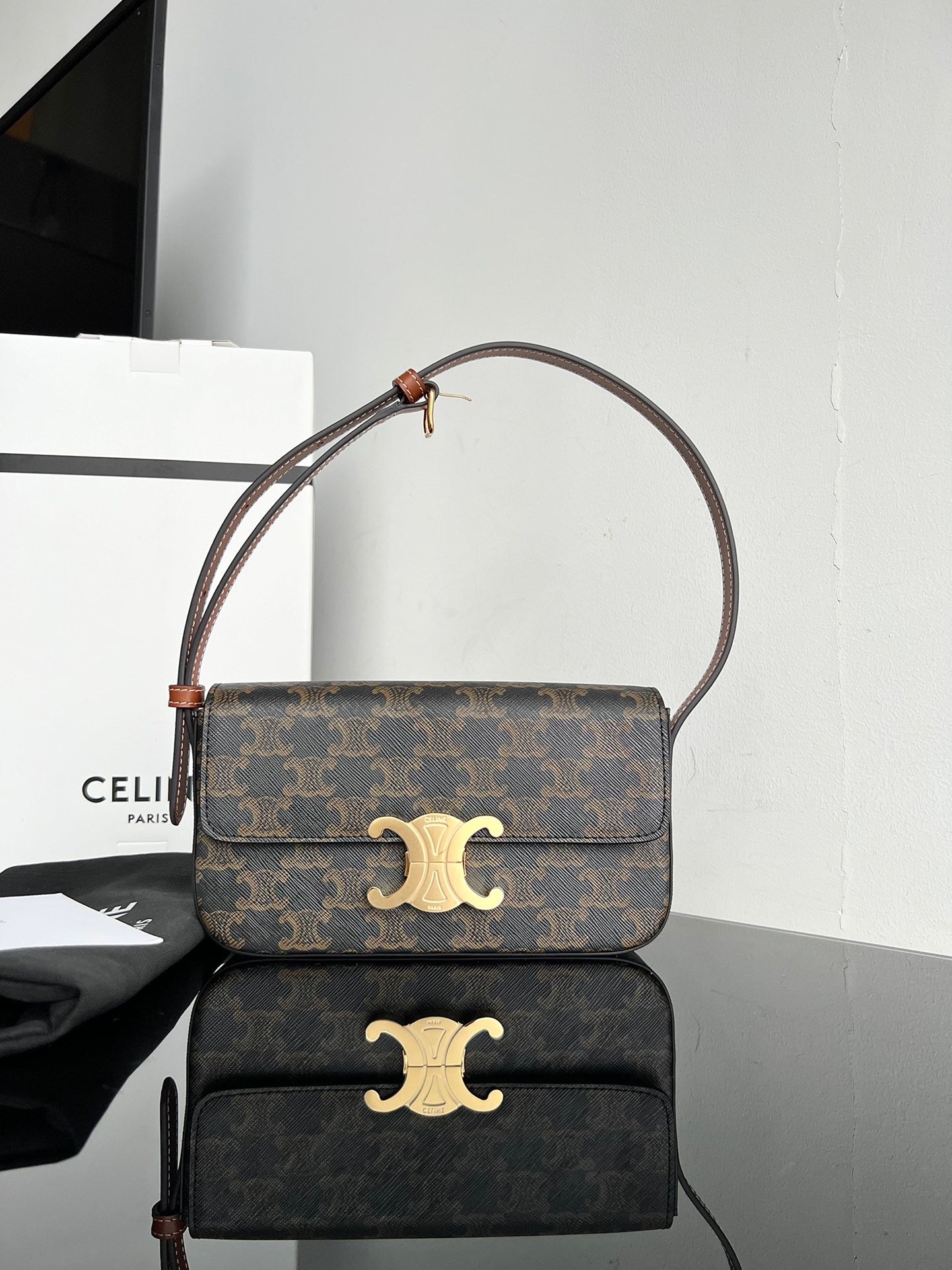 CE Triomphe Hobo