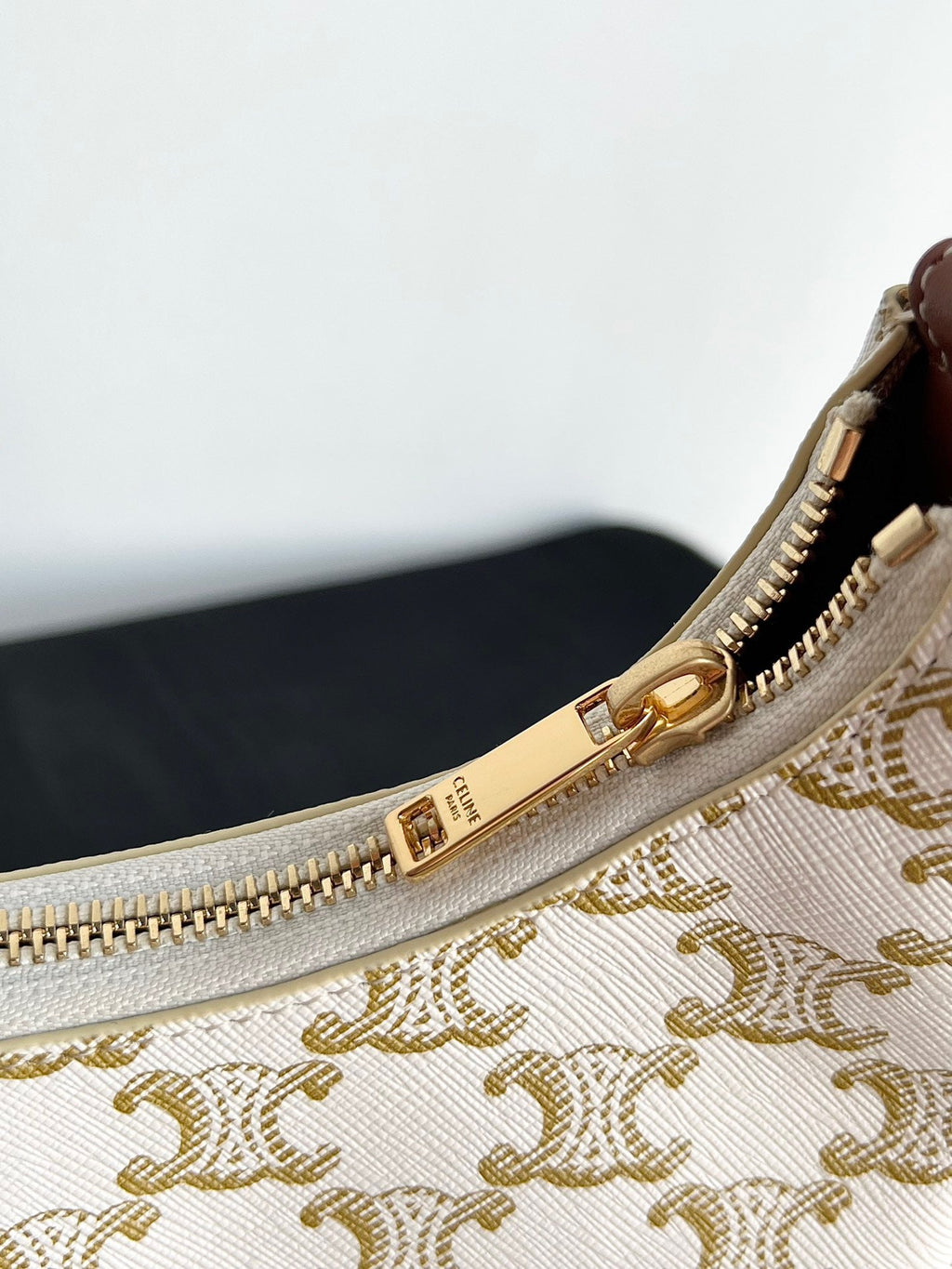 CE Triomphe Hobo