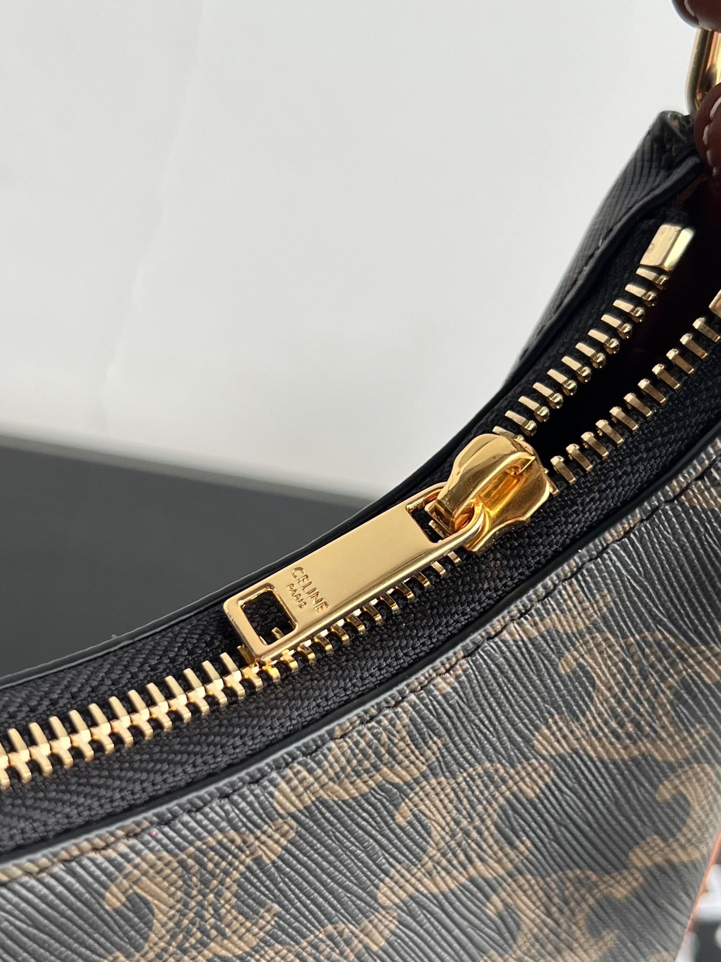 CE Triomphe Hobo