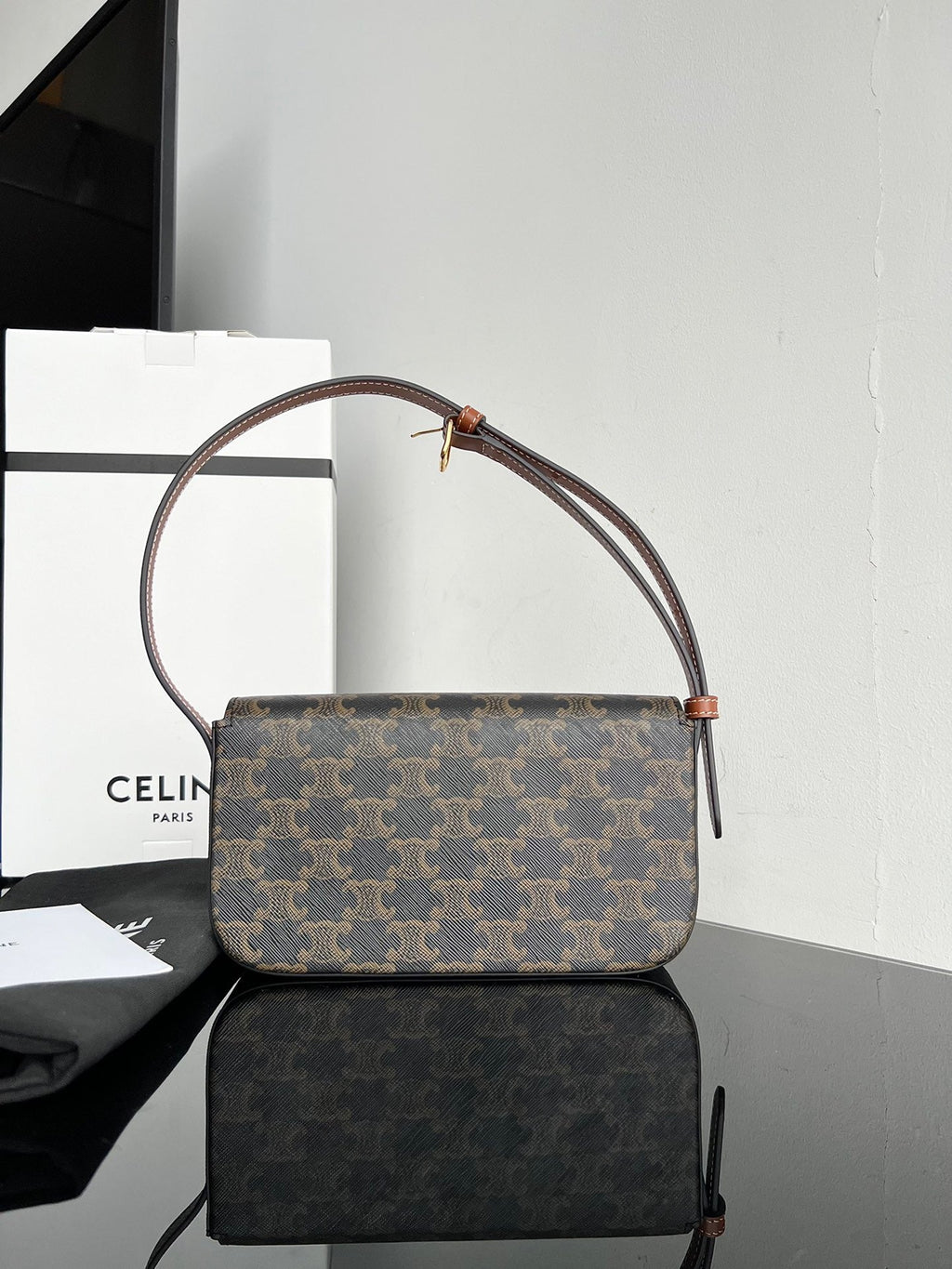 CE Triomphe Hobo