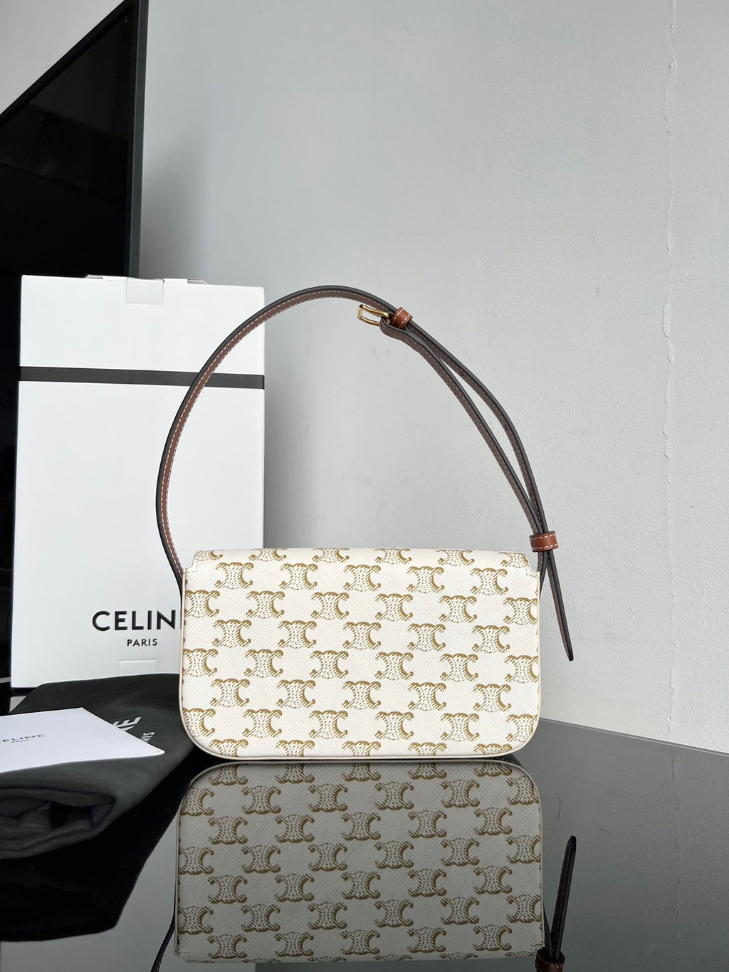 CE Triomphe Hobo