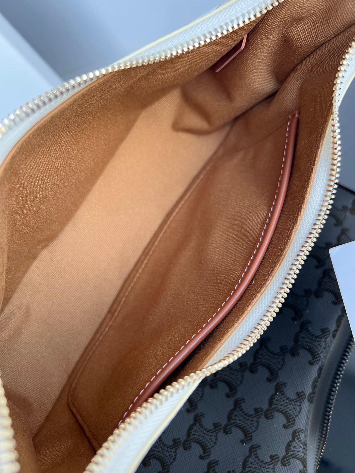 CE Triomphe Hobo