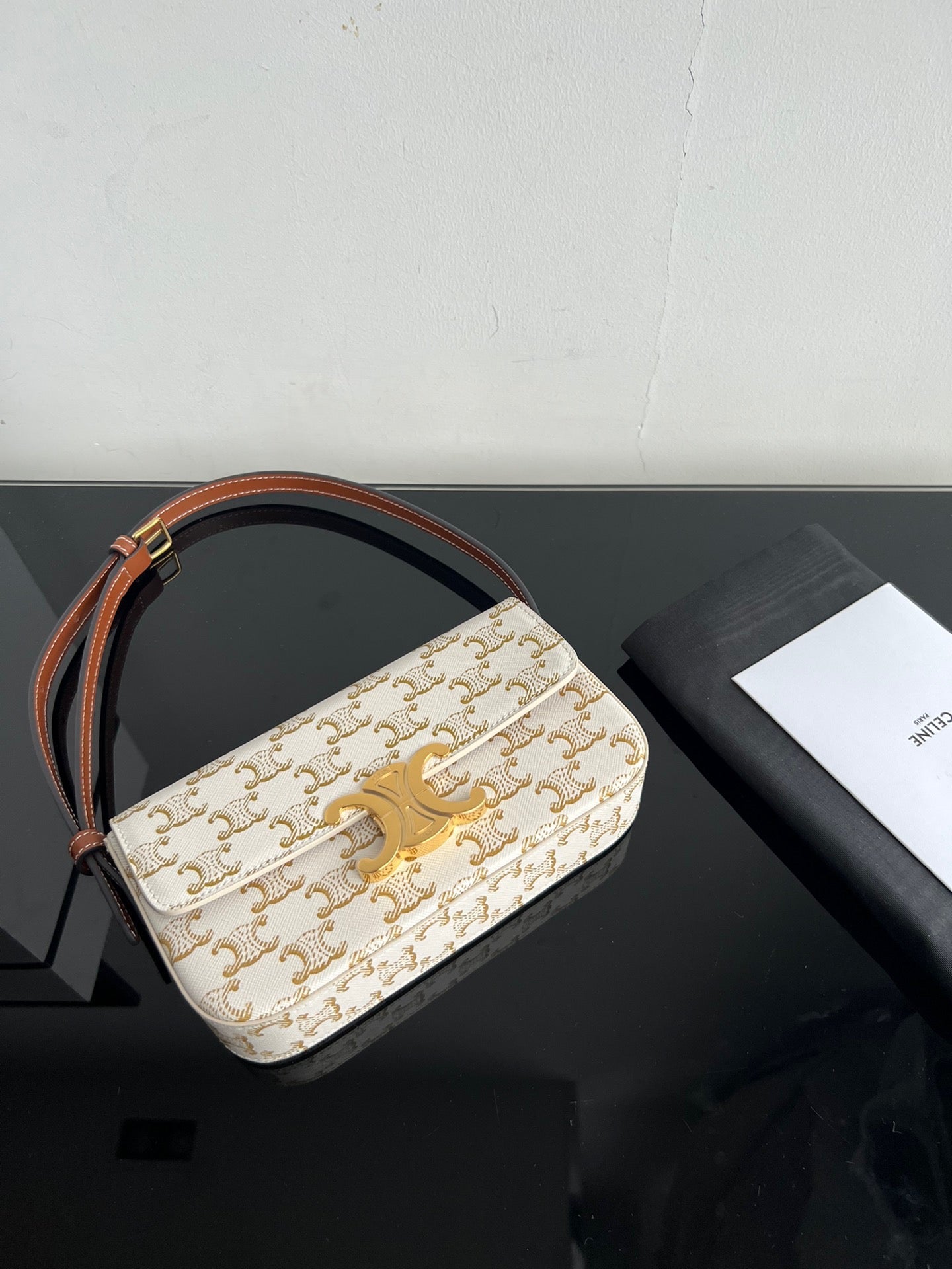 CE Triomphe Hobo