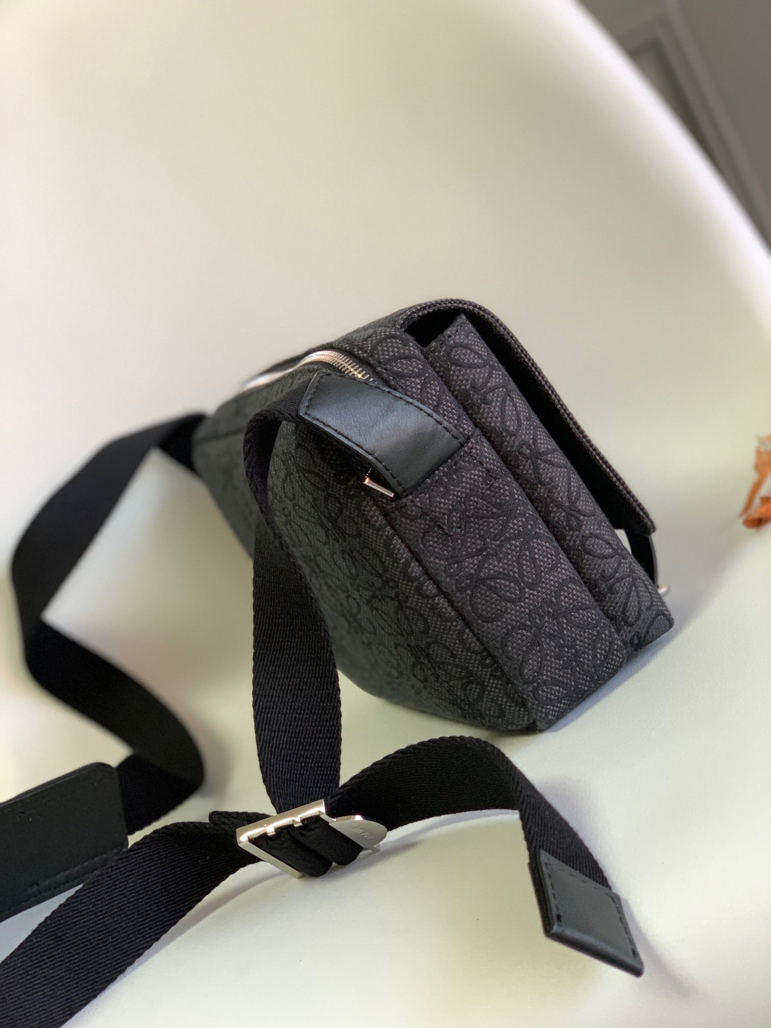 LW Messenger Bag