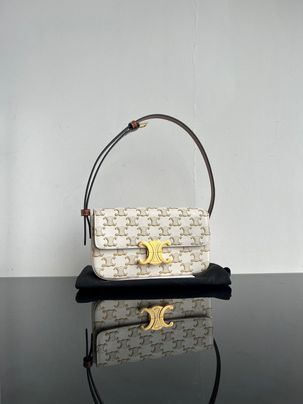 CE Triomphe Hobo