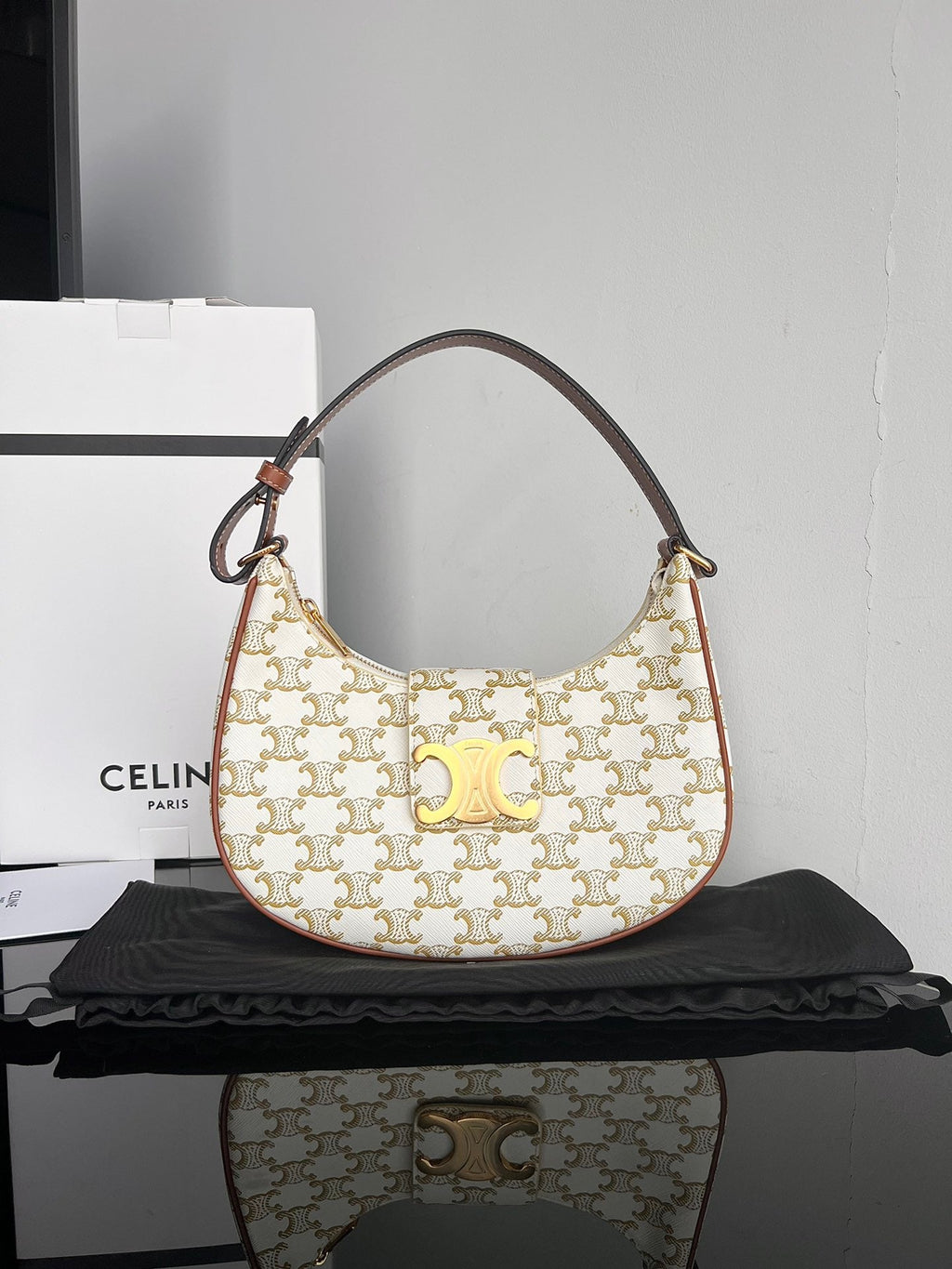 CE Triomphe Hobo