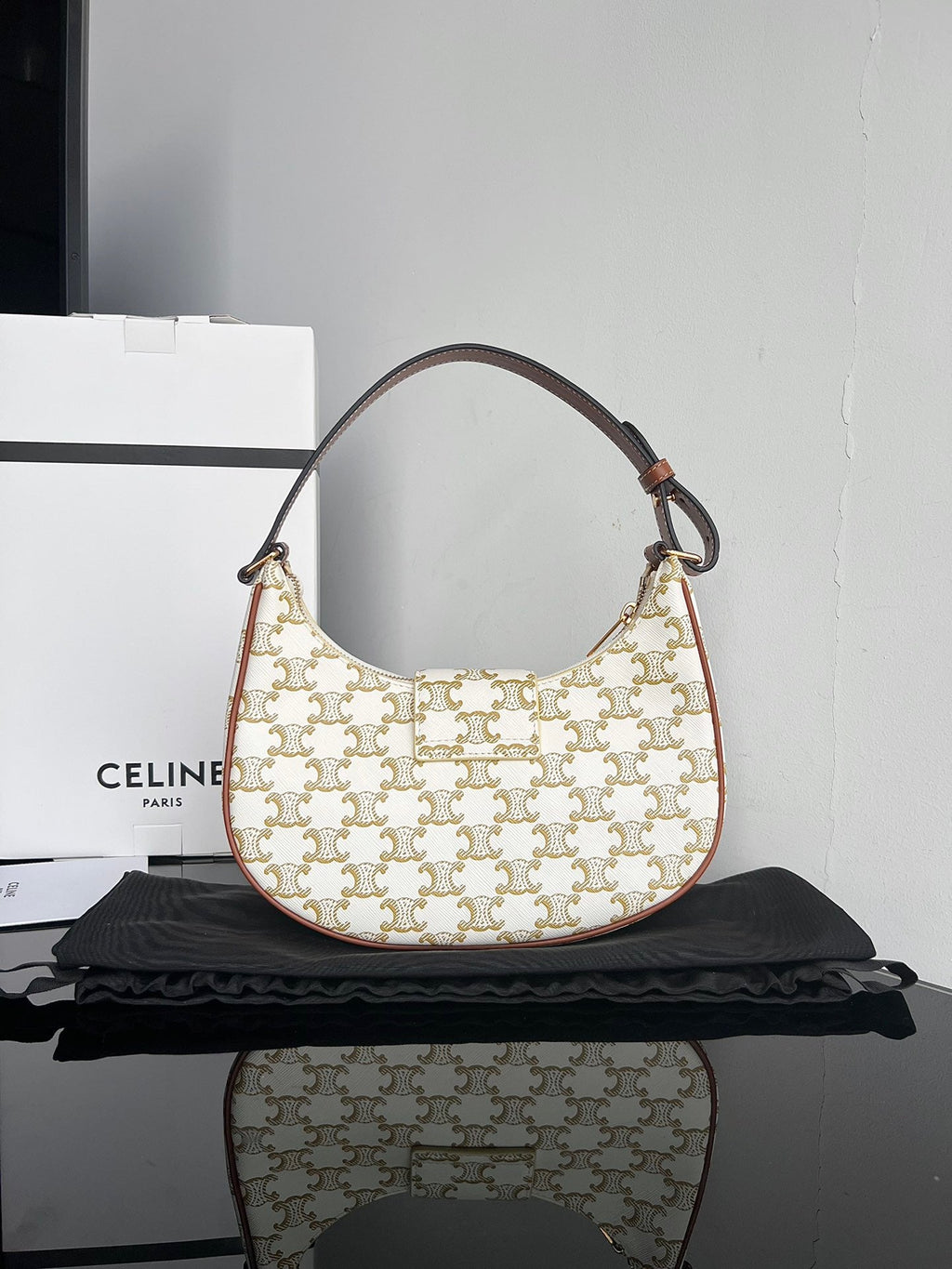 CE Triomphe Hobo