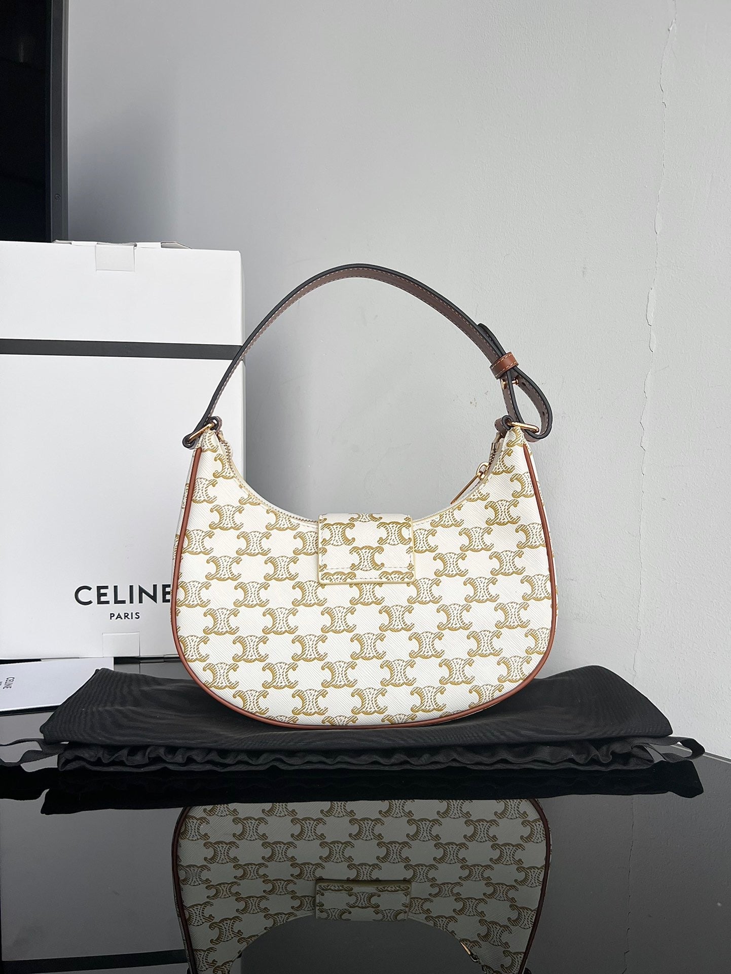 CE Triomphe Hobo