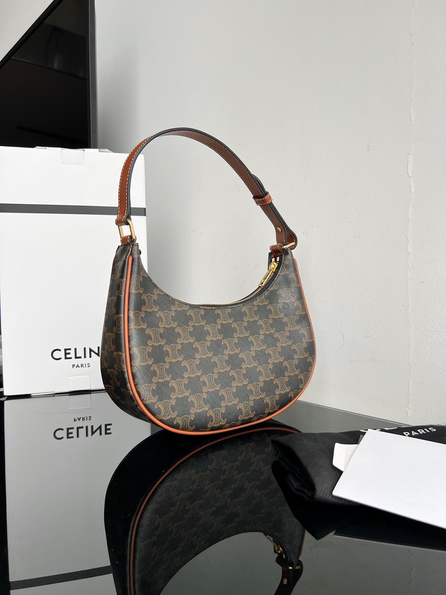 CE Triomphe Hobo