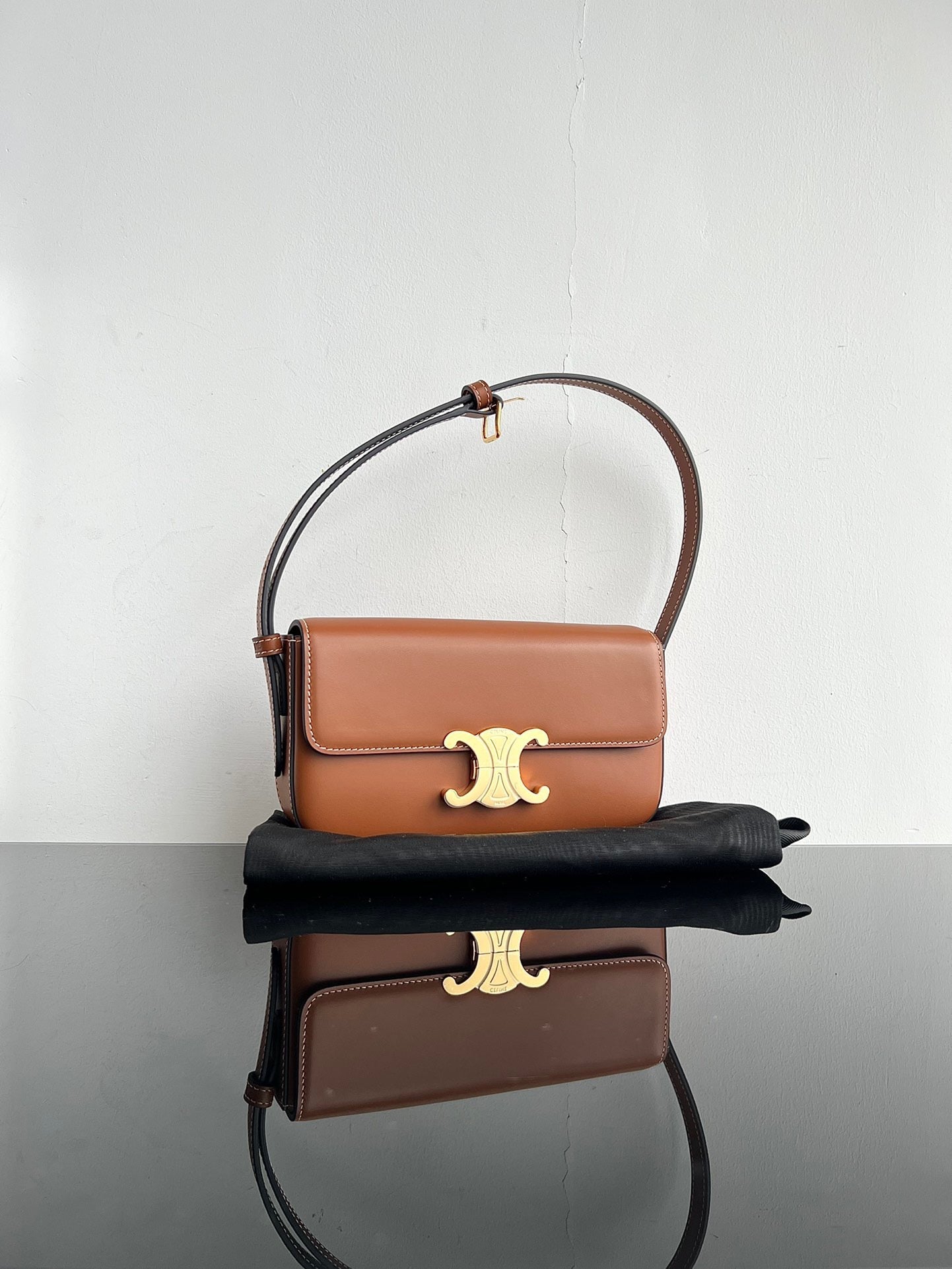 CE Triomphe Hobo