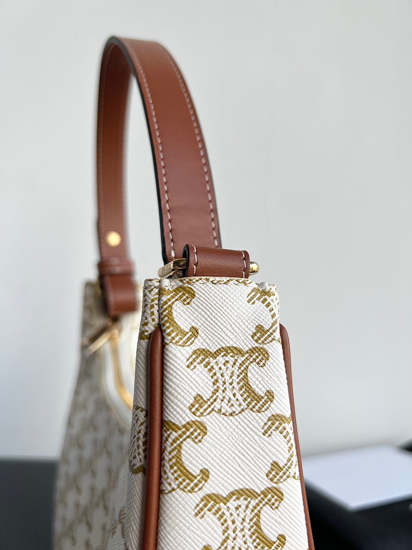 CE Triomphe Hobo