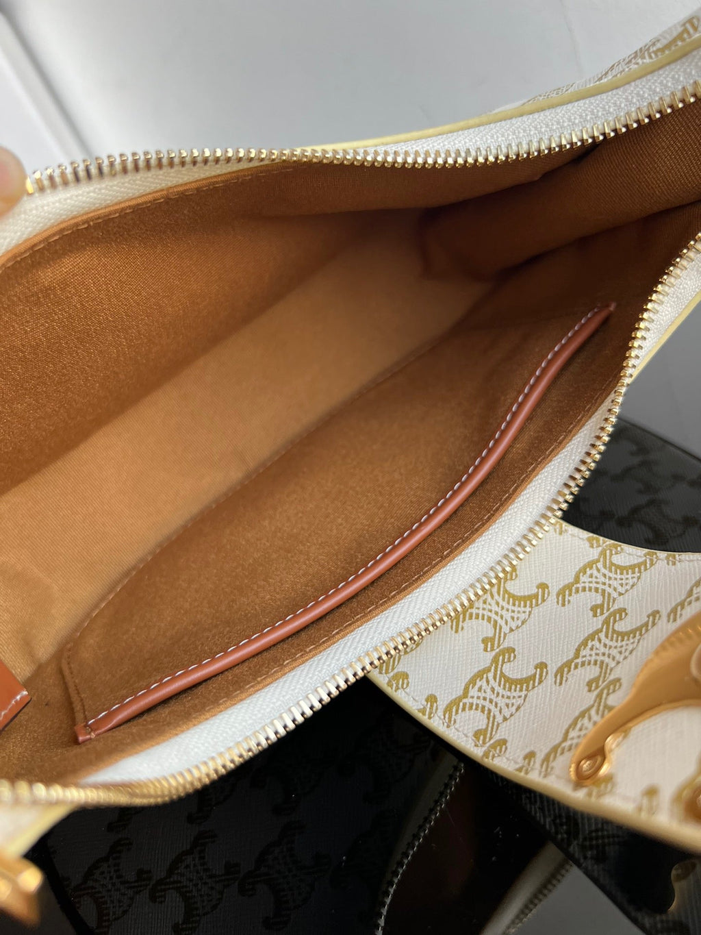 CE Triomphe Hobo