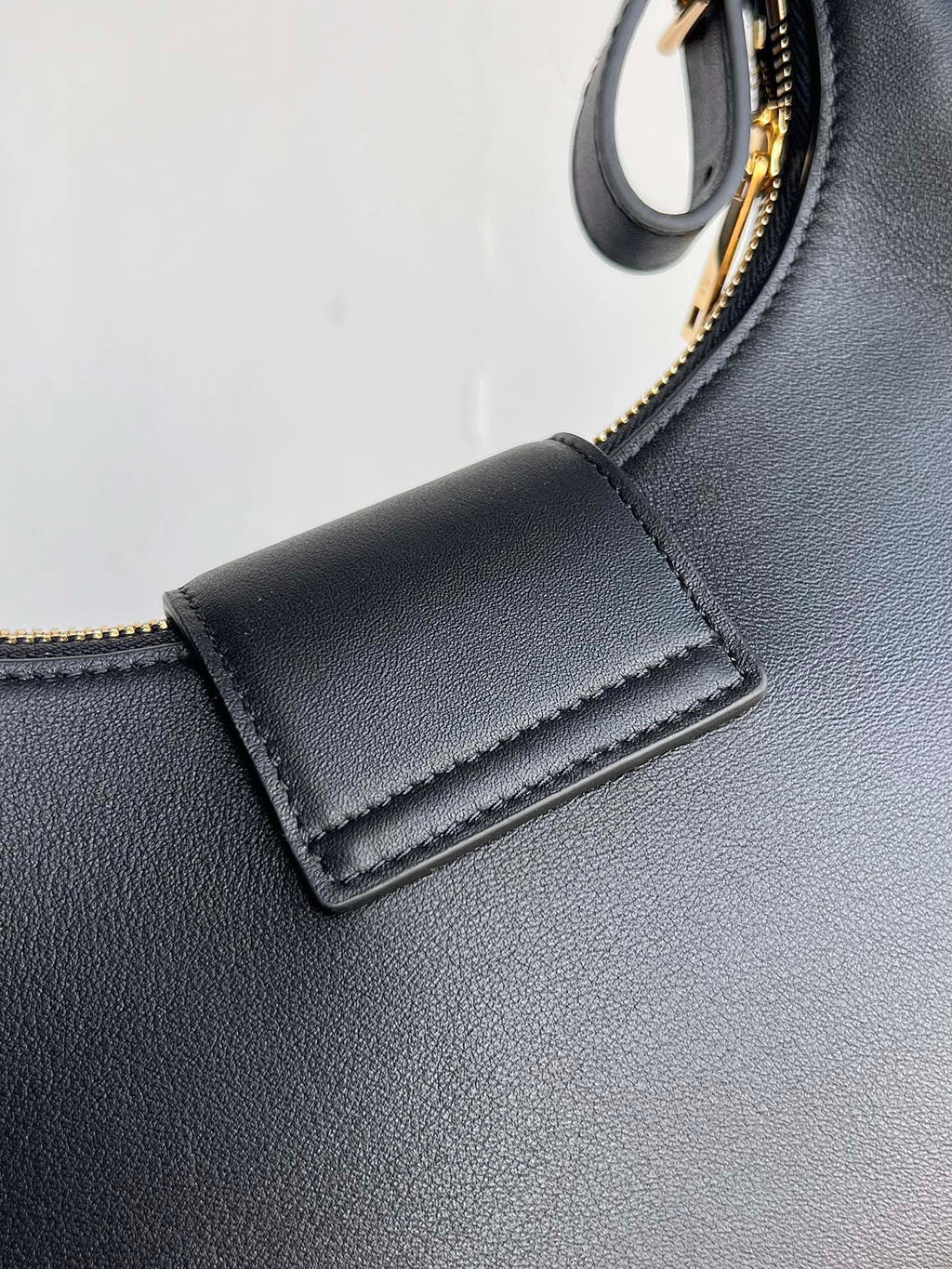 CE Triomphe Hobo