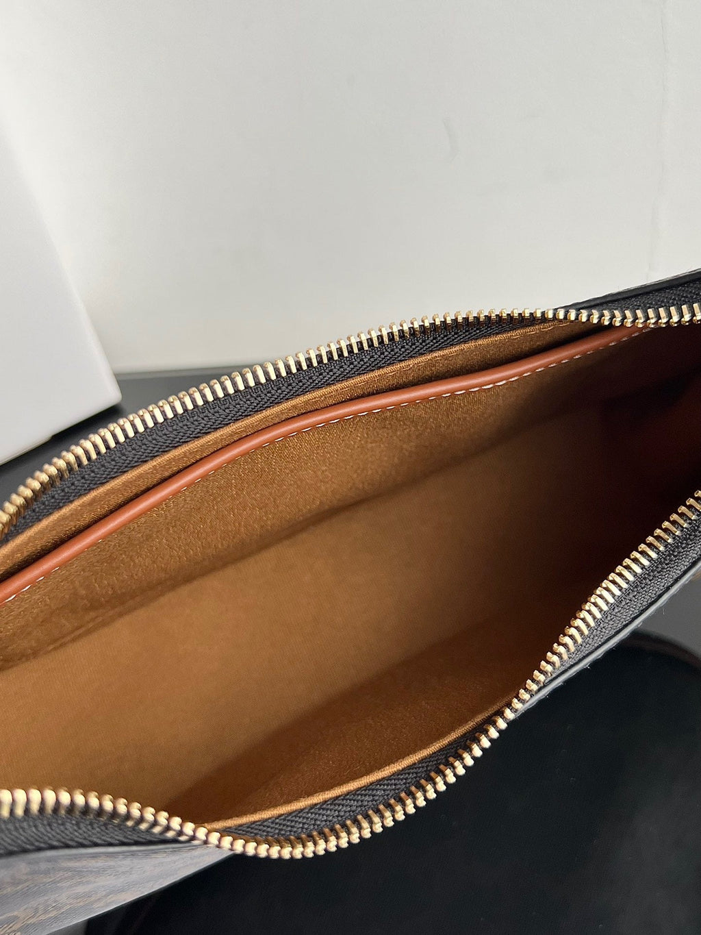 CE Triomphe Hobo