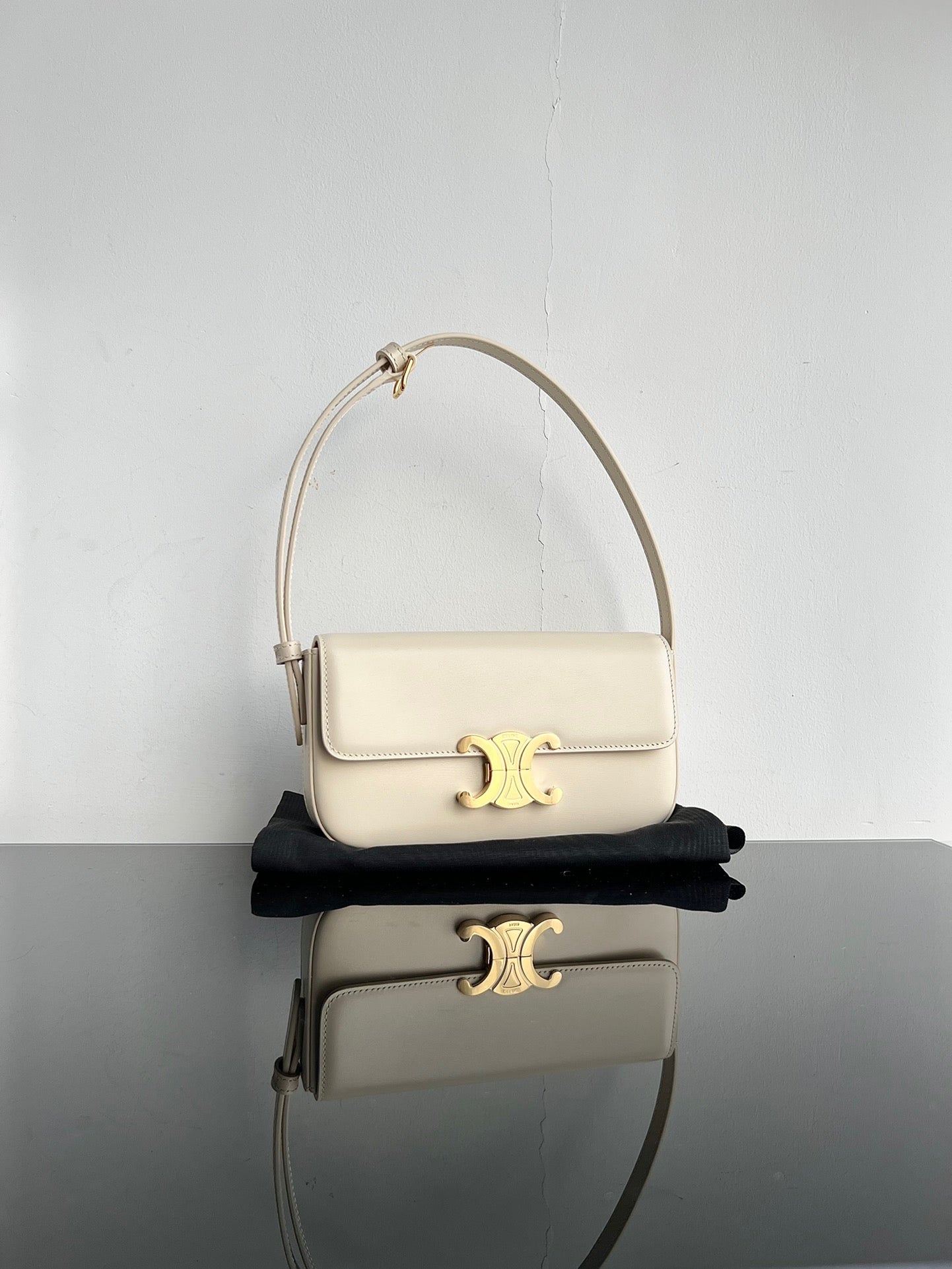 CE Triomphe Hobo