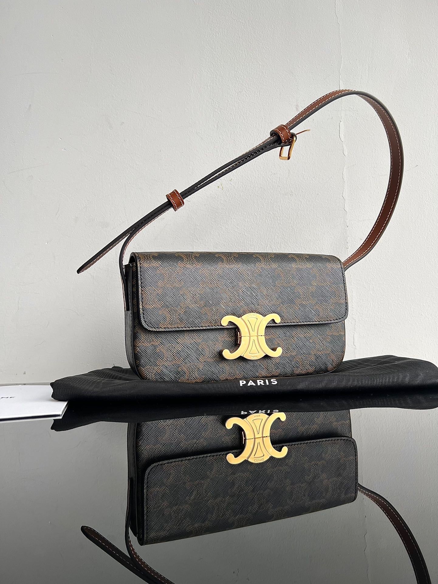 CE Triomphe Hobo