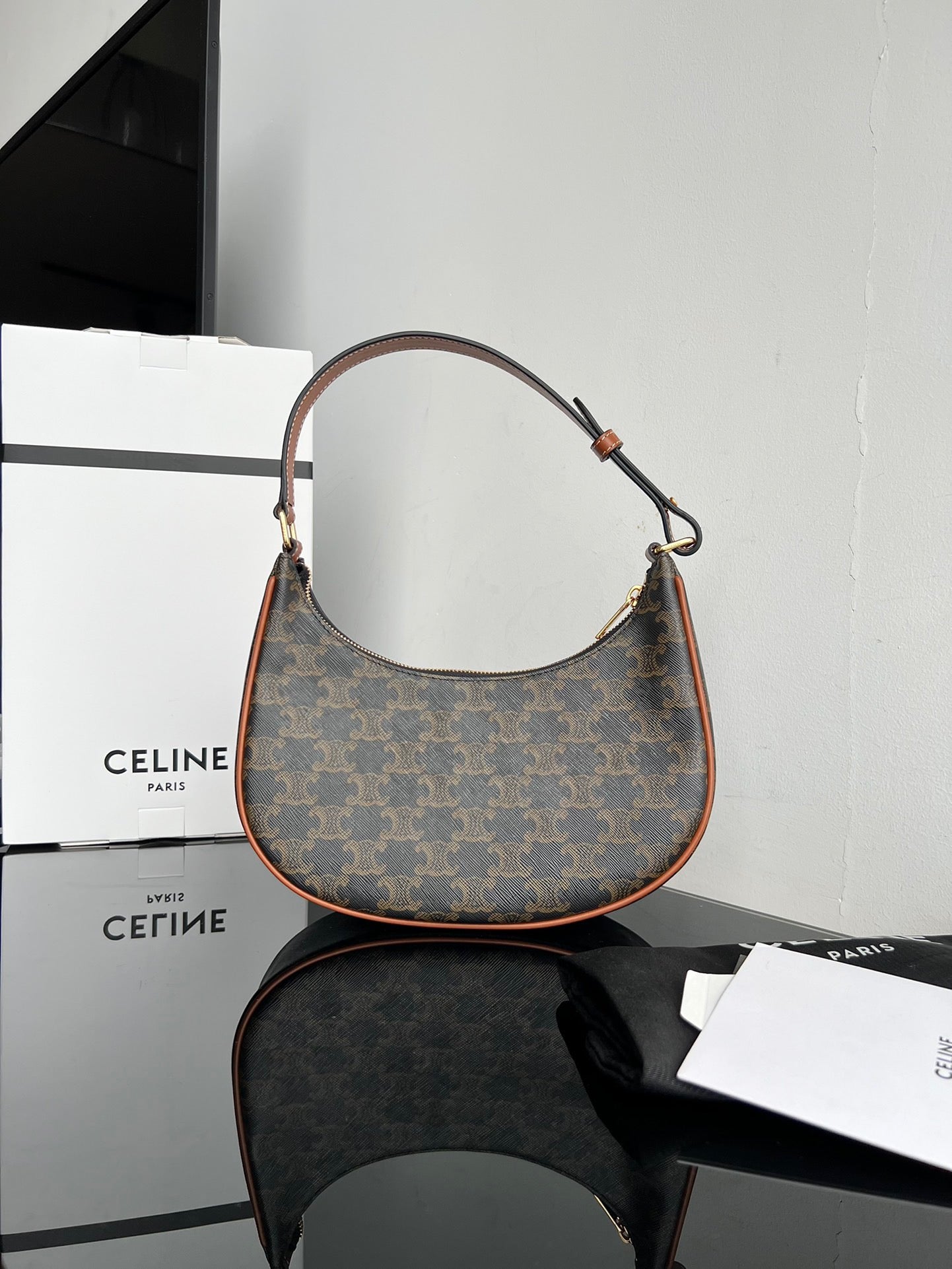 CE Triomphe Hobo