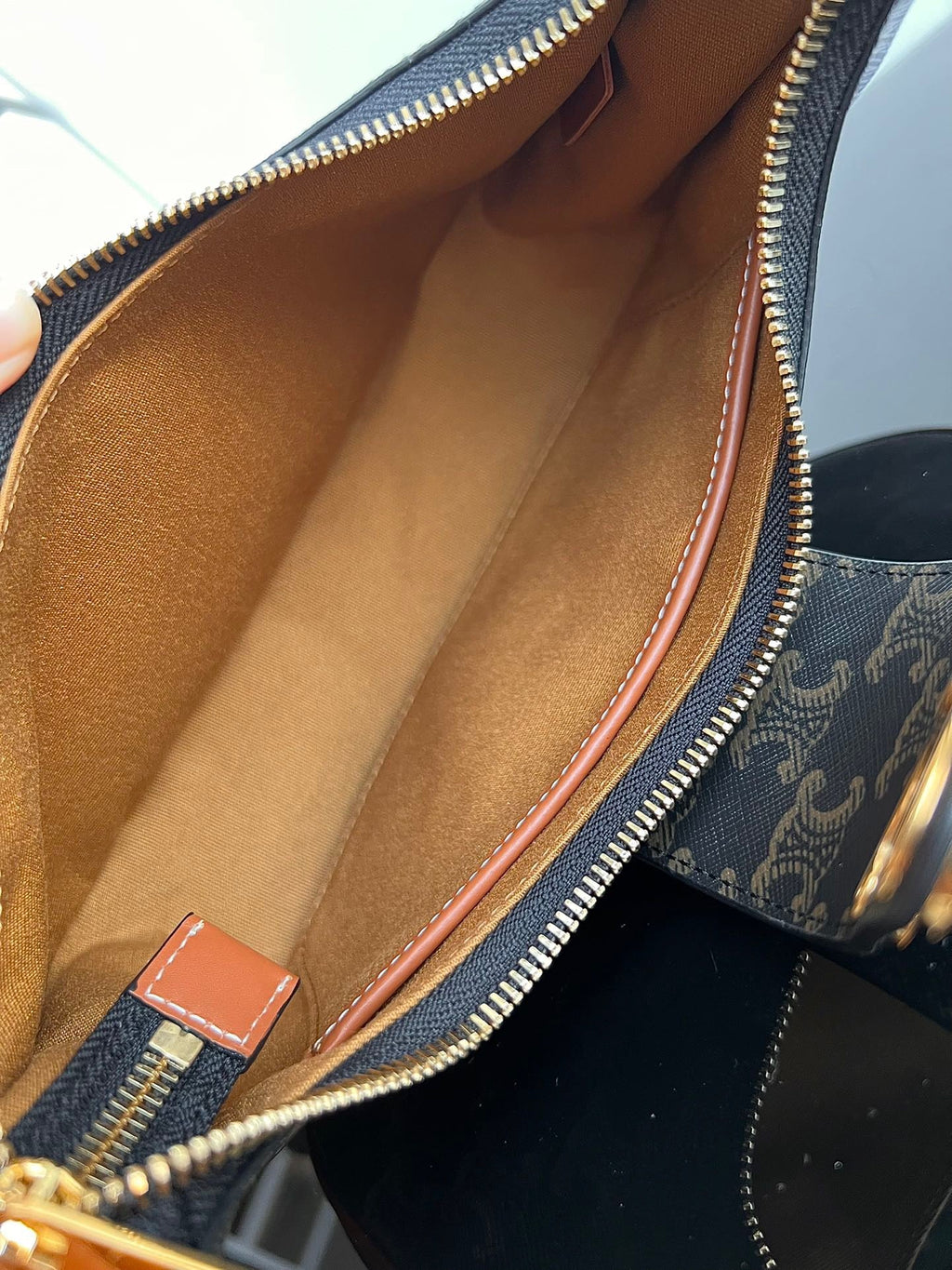 CE Triomphe Hobo