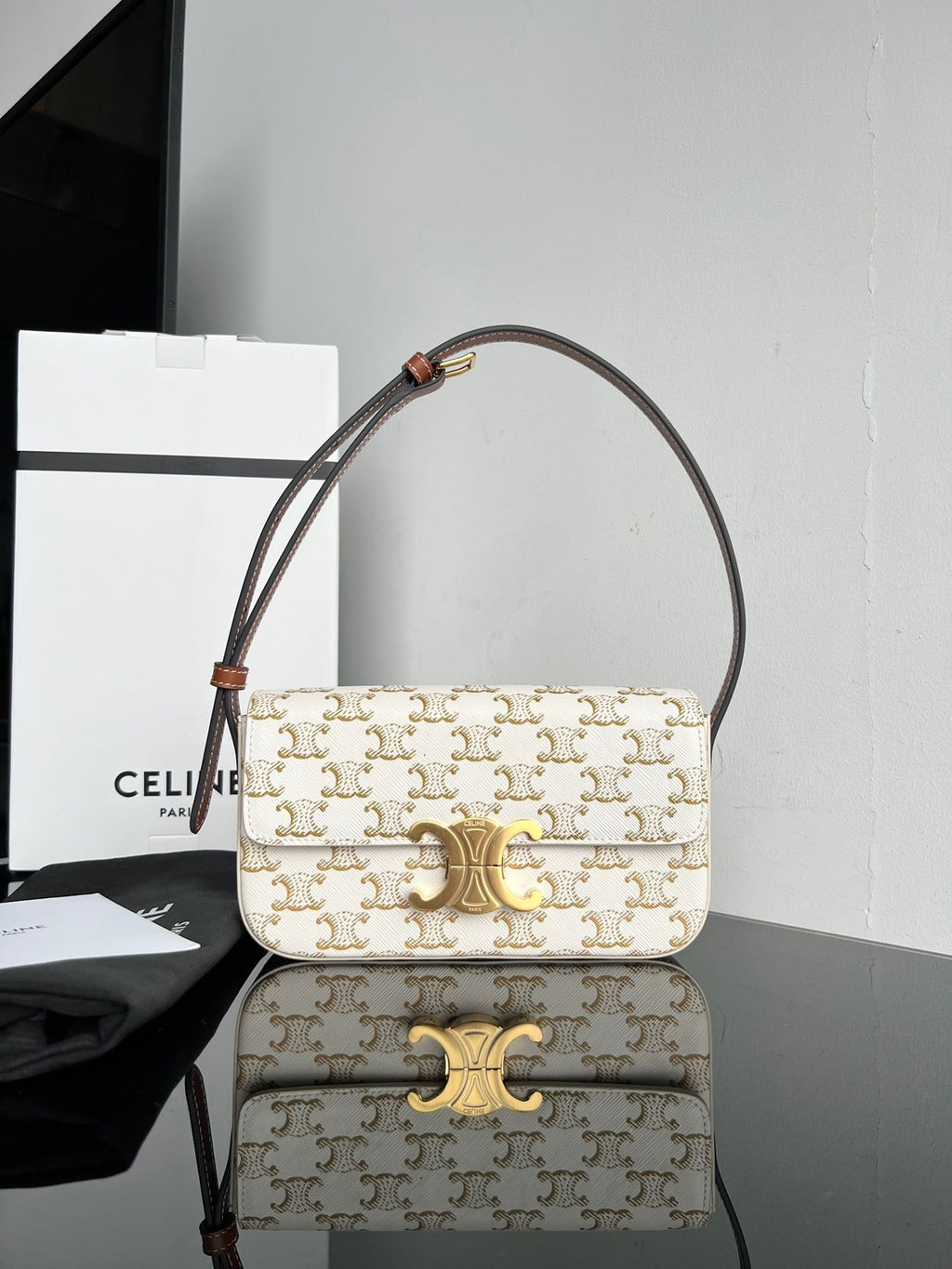 CE Triomphe Hobo
