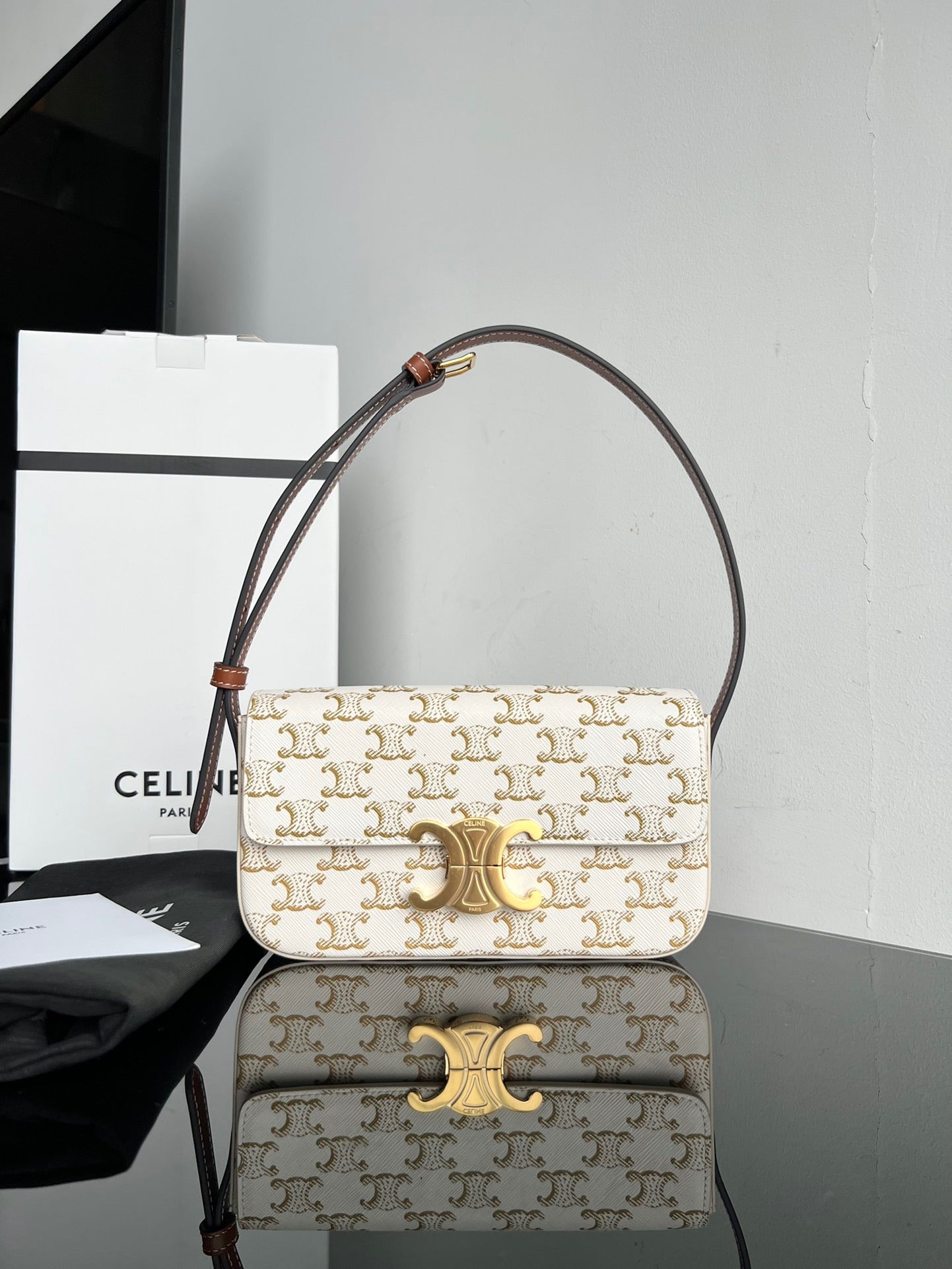 CE Triomphe Hobo