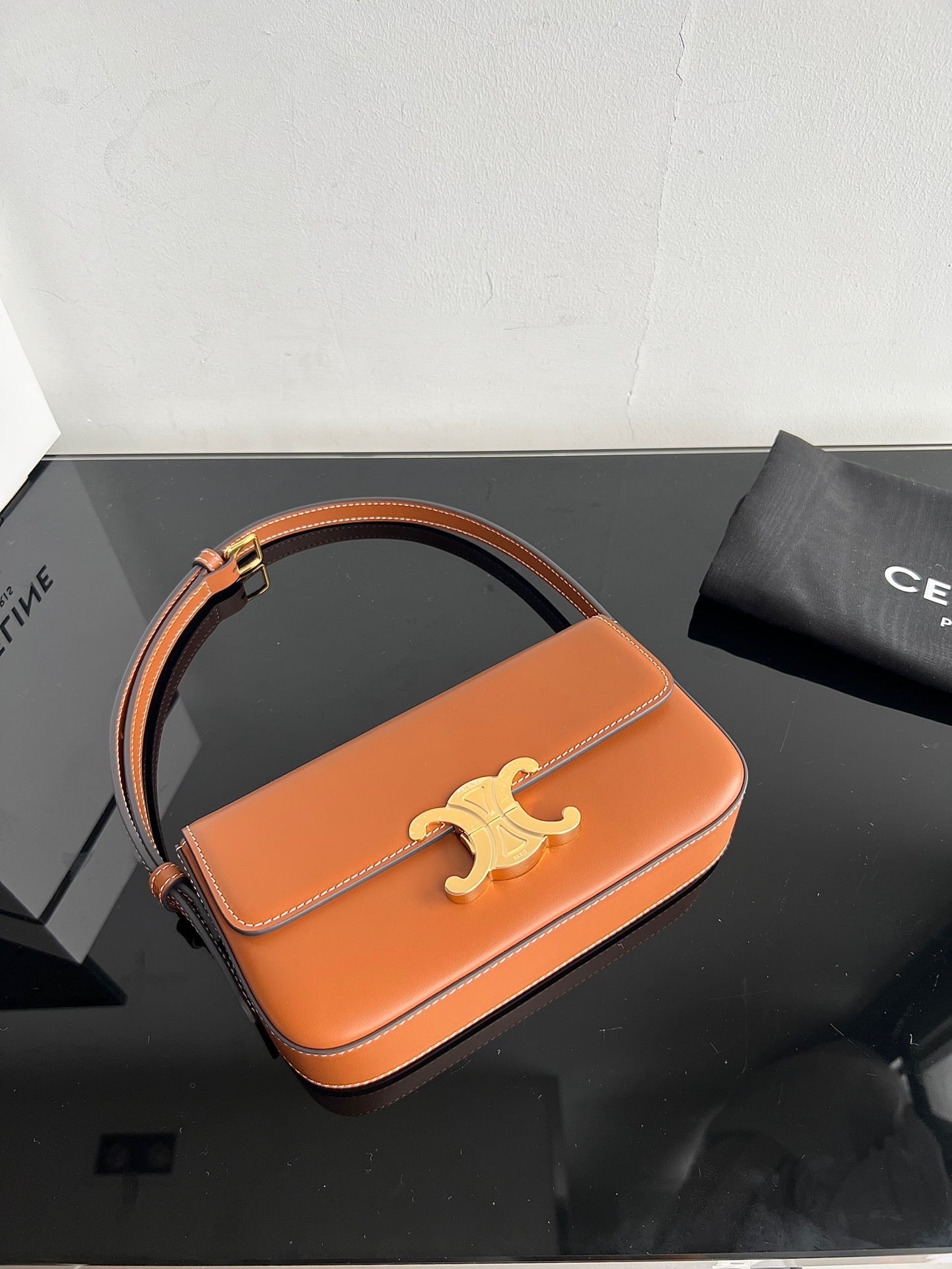 CE Triomphe Hobo