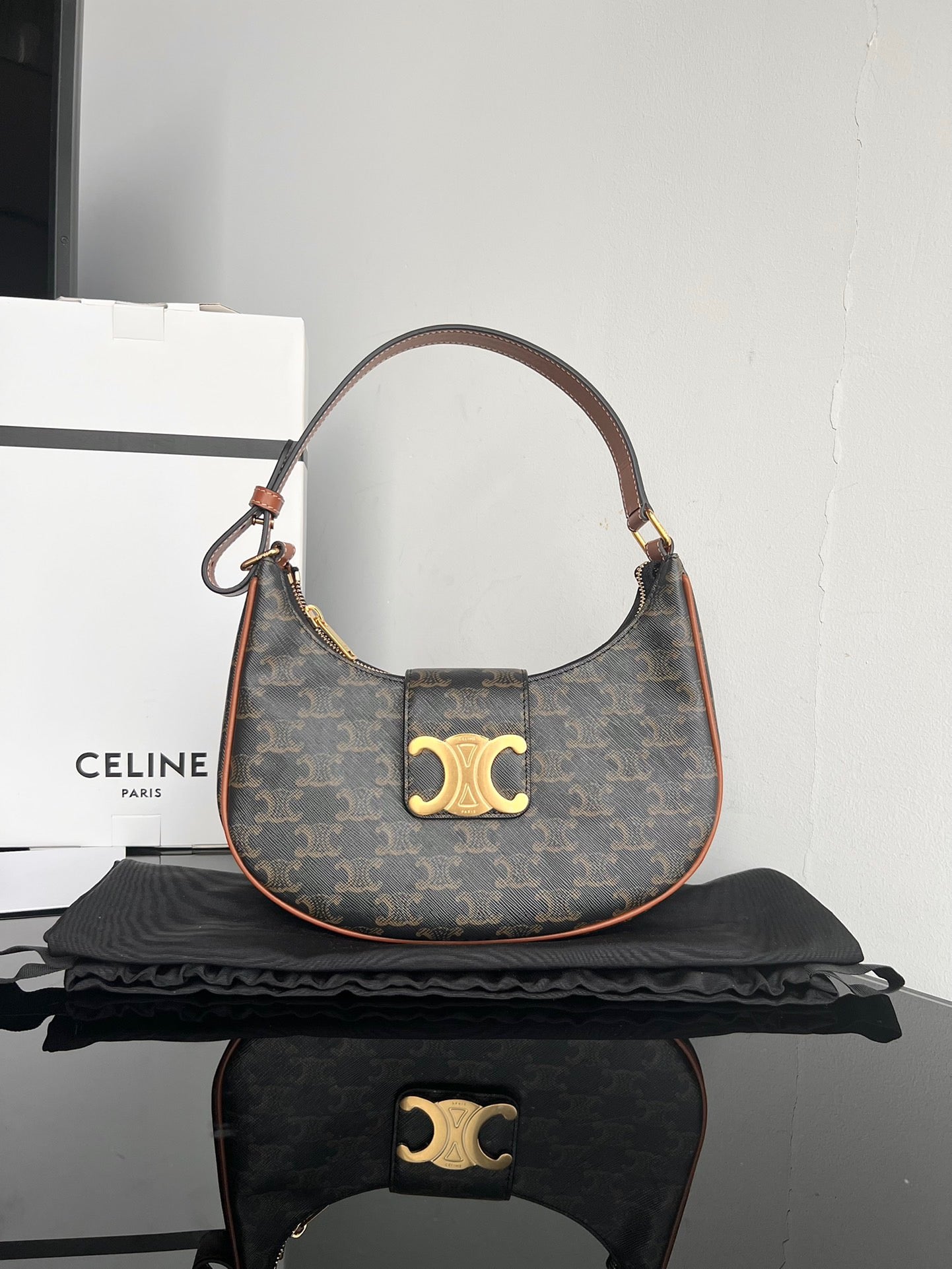 CE Triomphe Hobo