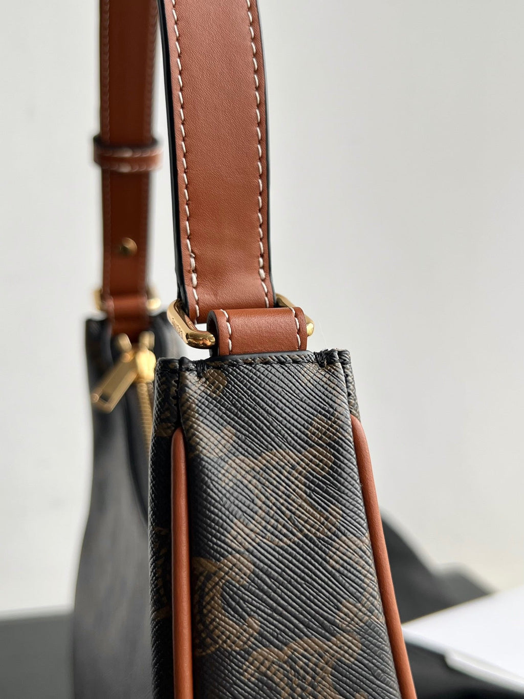 CE Triomphe Hobo