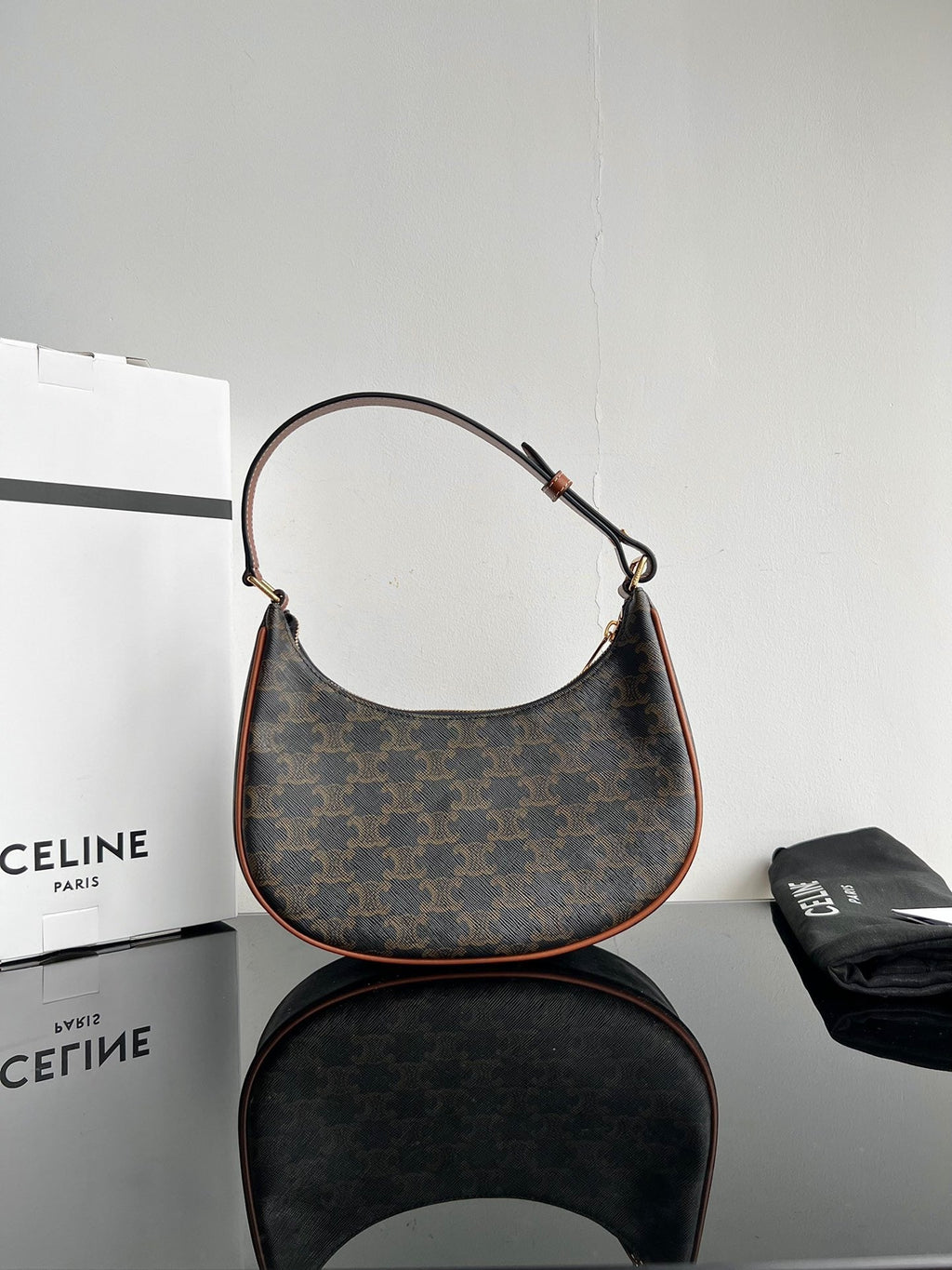 CE Triomphe Hobo