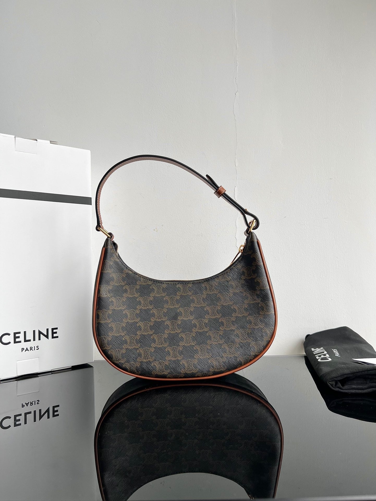 CE Triomphe Hobo