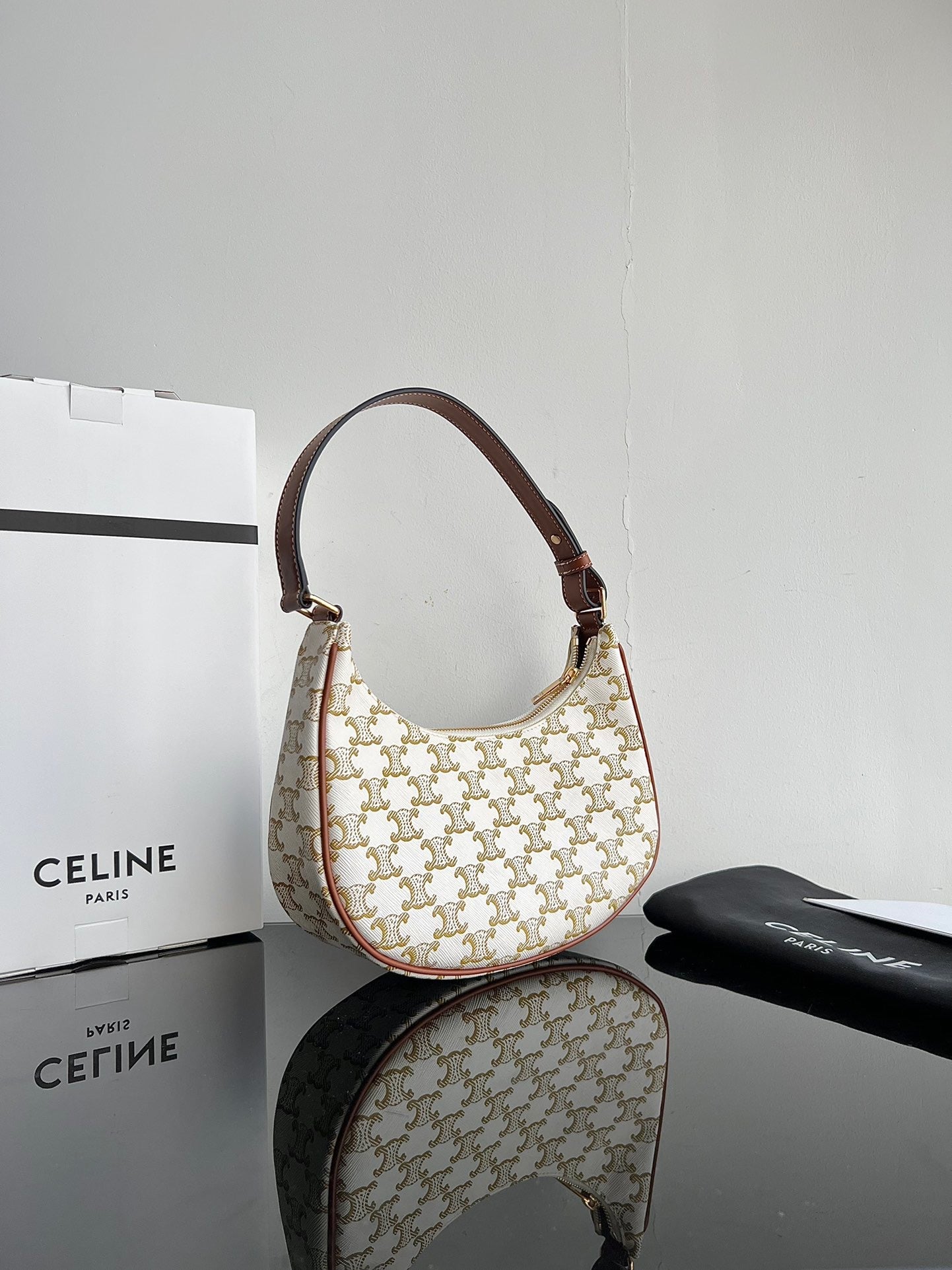 CE Triomphe Hobo
