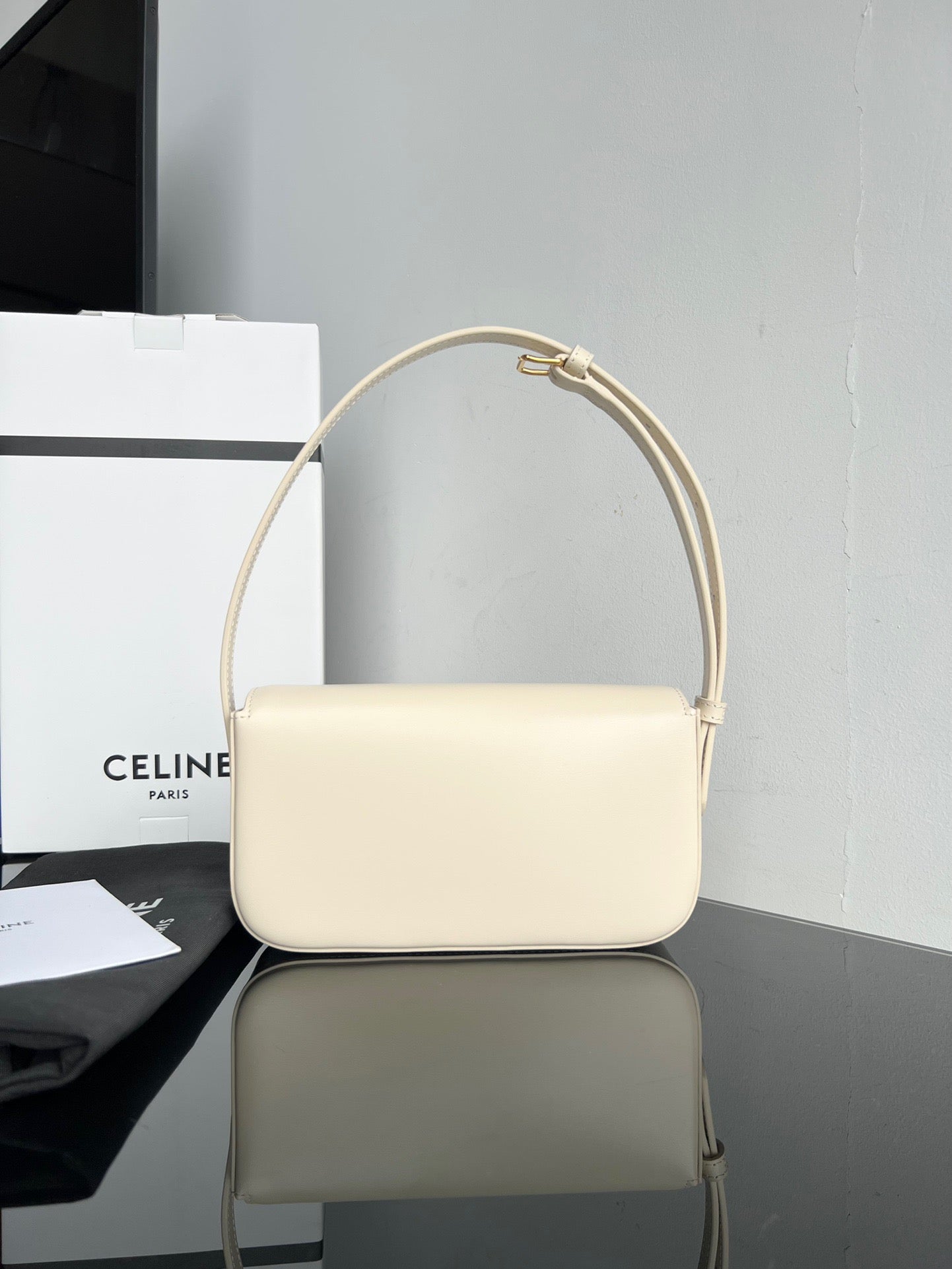 CE Triomphe Hobo