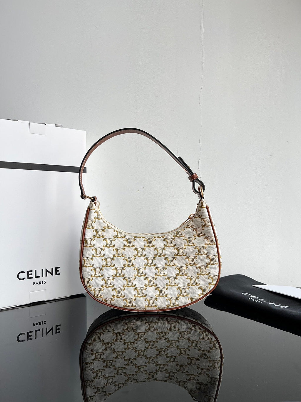 CE Triomphe Hobo
